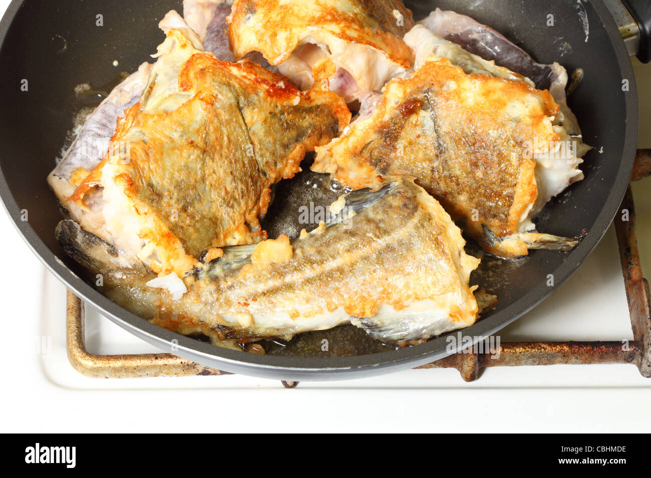 A pan-fry sth materias Bacalao Filete de pescado en la cocina Foto de stock