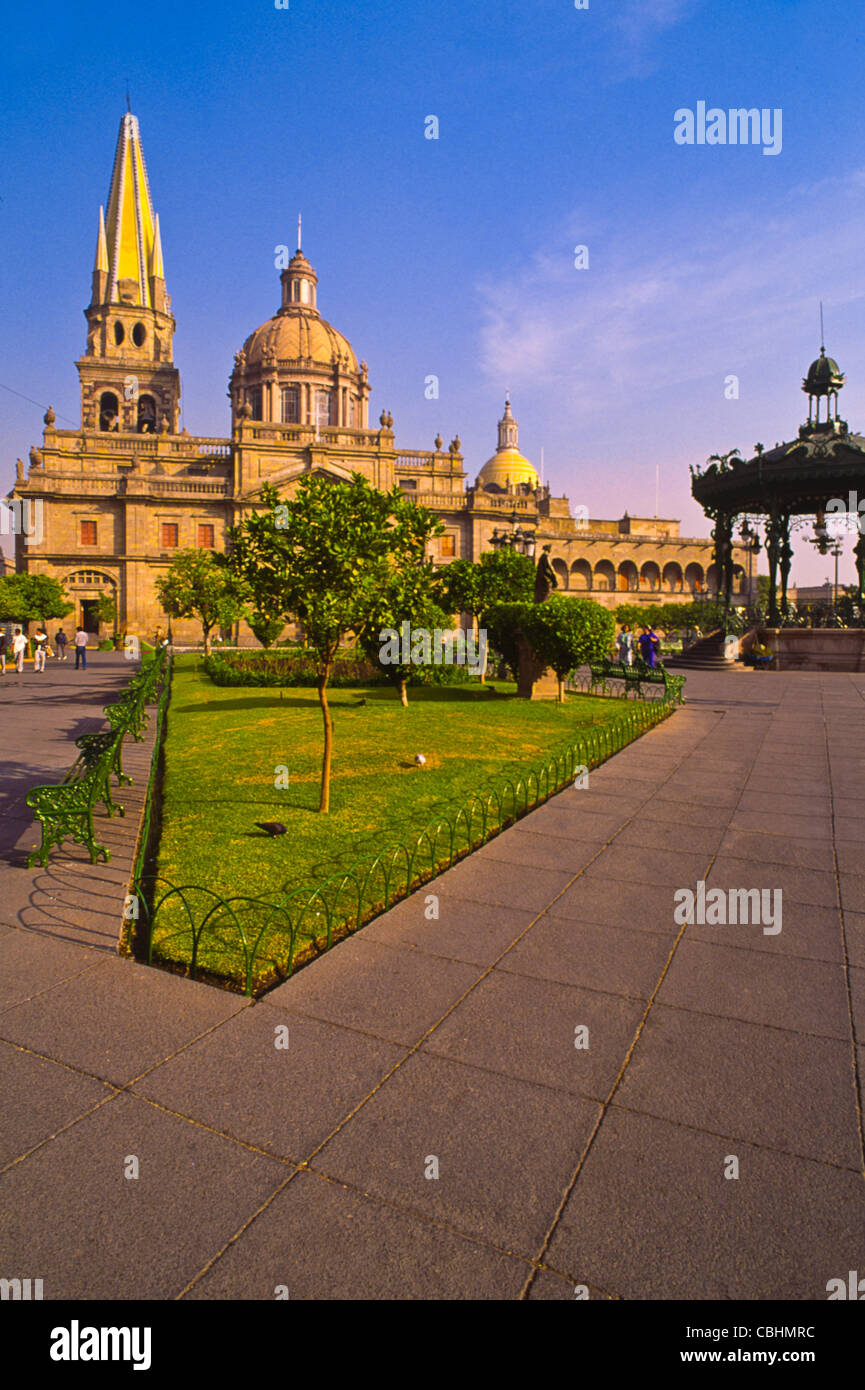 Catedral de Guadalajara y victoriana en el quiosco de la Plaza de Armas