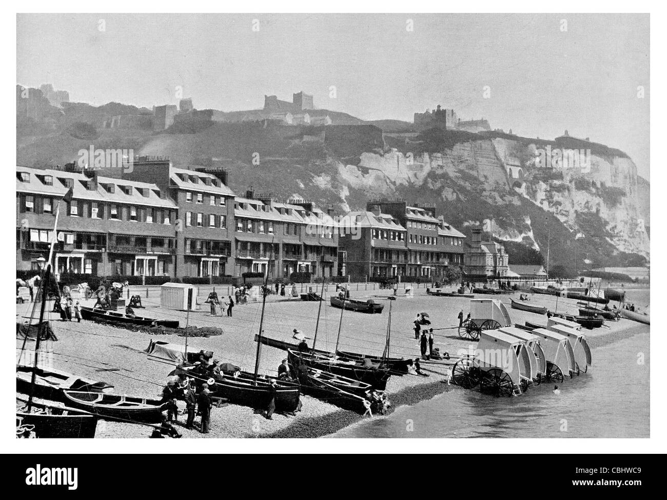 Castillo medieval Castillo de Dover, Inglaterra clave ferry port Kent Canal Inglés acantilados blancos de Dover, puerto de pesca Foto de stock