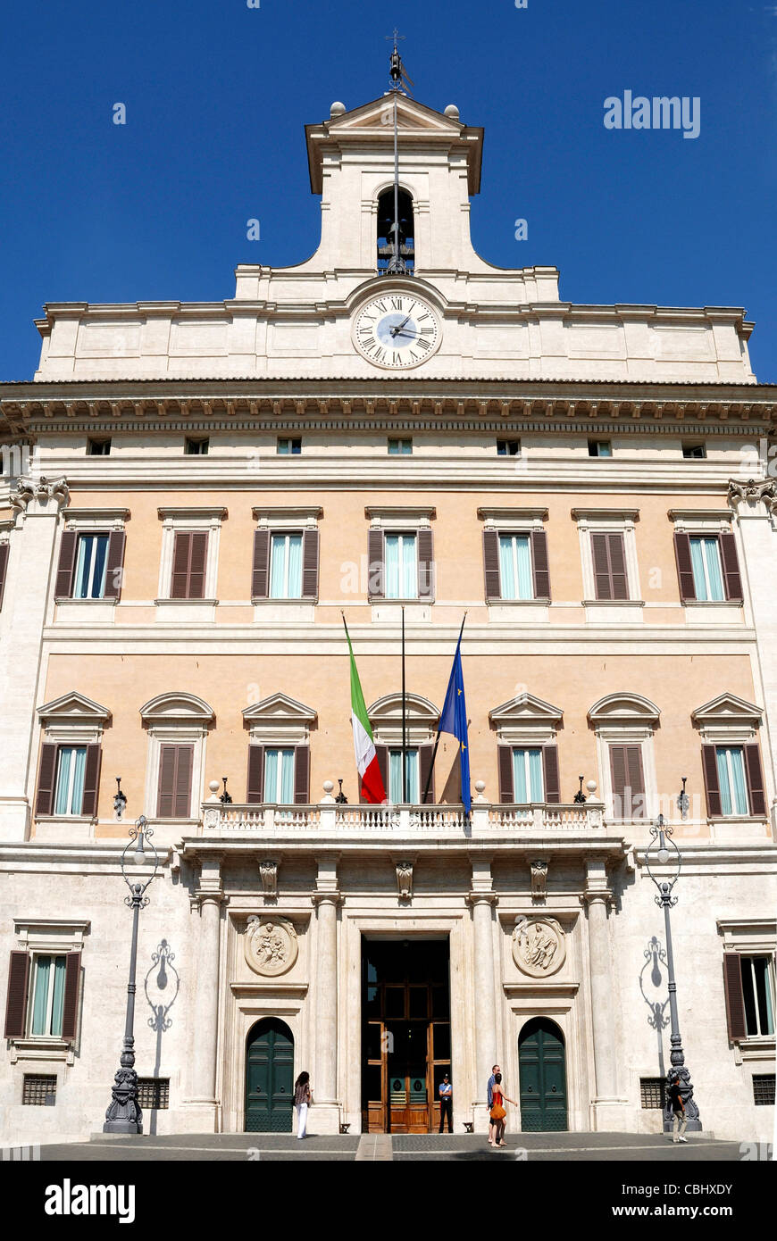 Palazzo Montecitorio en Roma, sede de la Cámara de Representante en el parlamento italiano. Foto de stock