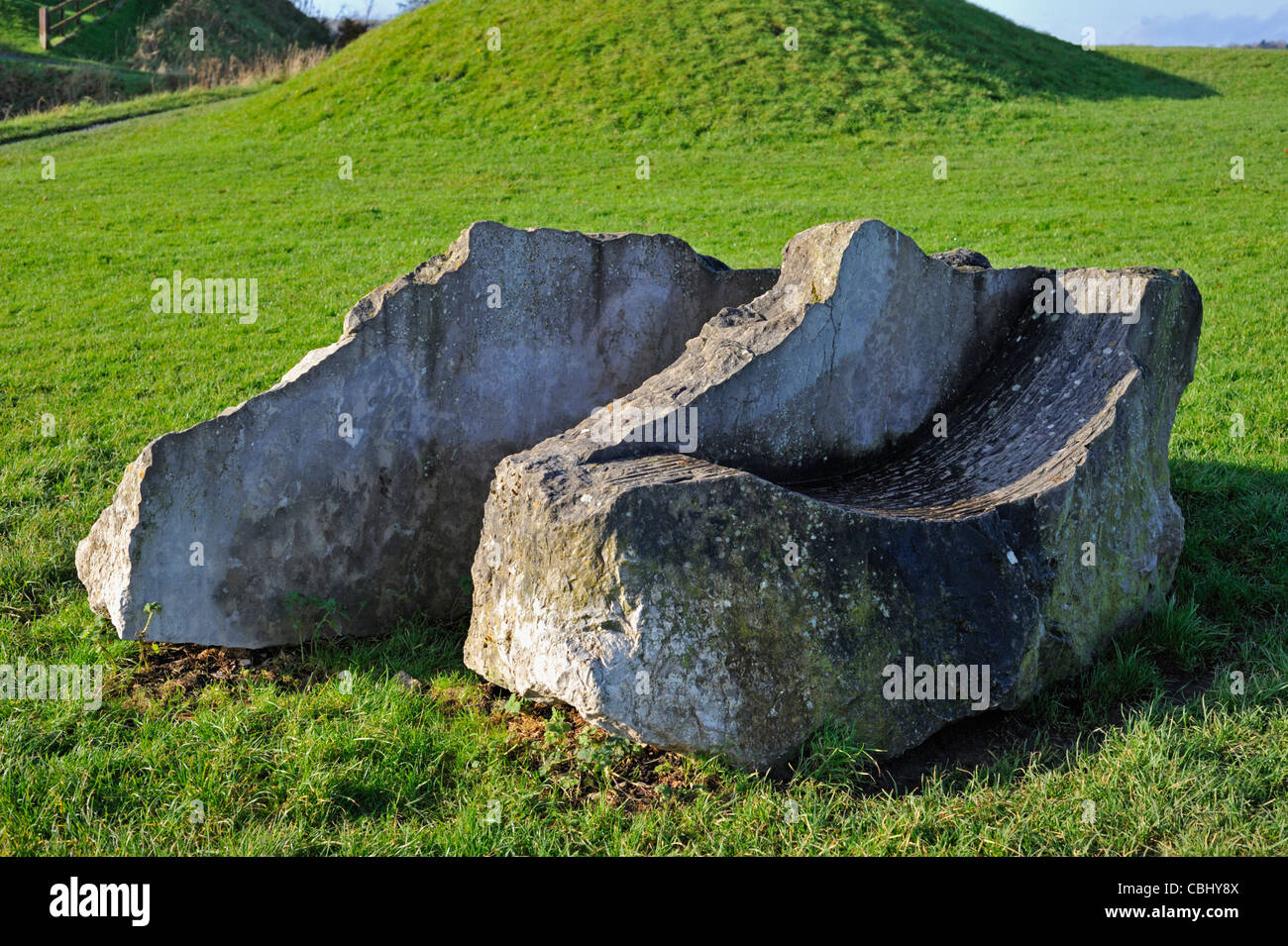 Asientos esculpidos en piedra por Alain Ayers. Castillo de Kendal, en Kendal,  Cumbria, Inglaterra, Reino Unido, Europa Fotografía de stock - Alamy