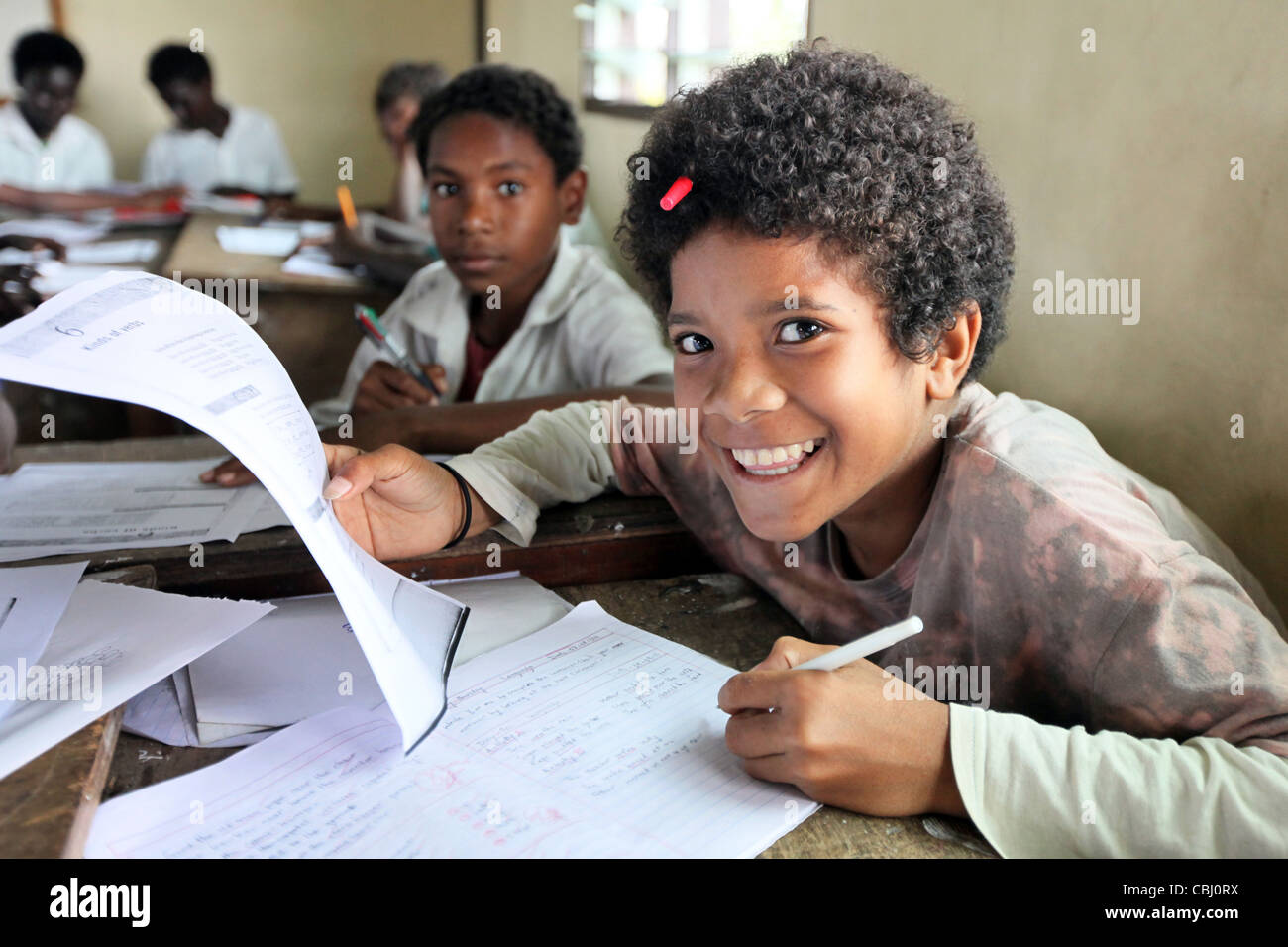 Chico sonriente en un aula de una escuela primaria en Buka, la Isla Bougainville, Papua Neuguinea Foto de stock