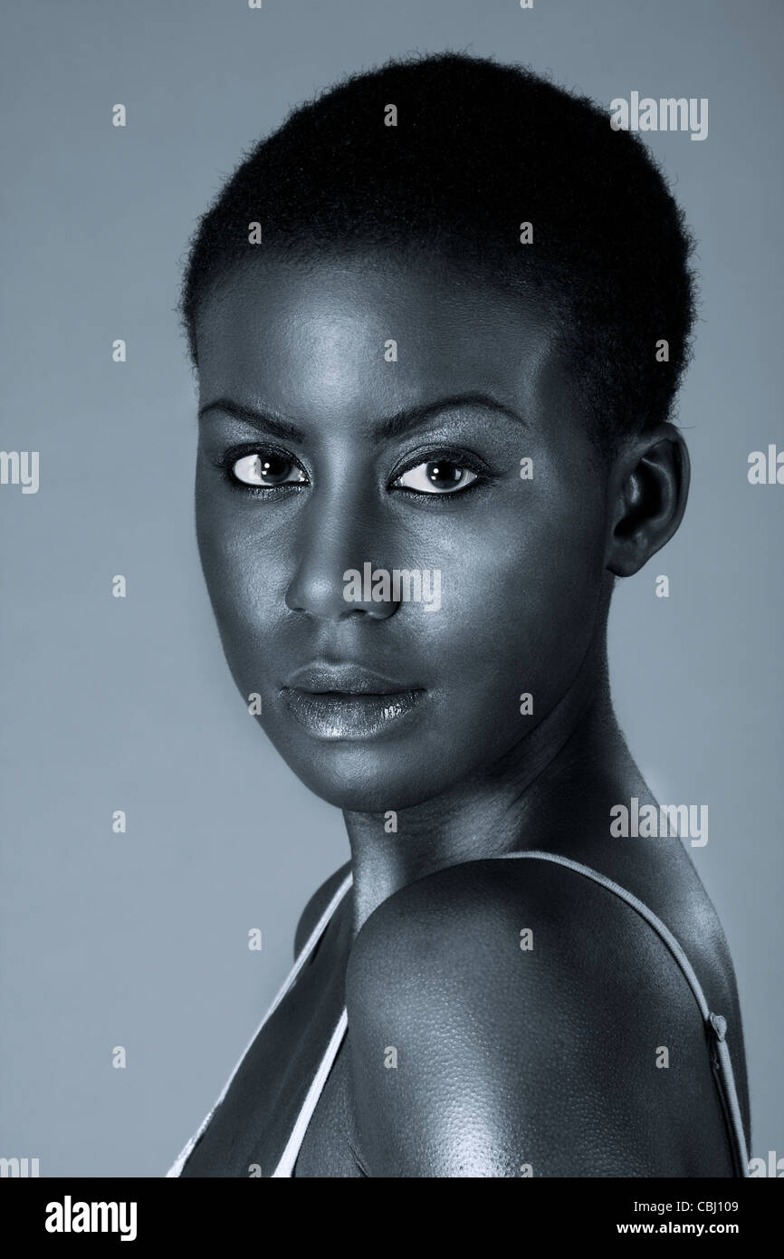 Espectacular Retrato De Joven Bella Mujer Afro Americana Con Pelo Corto Vestidos De Maquillaje Blanco Y Negro Fotografia De Stock Alamy