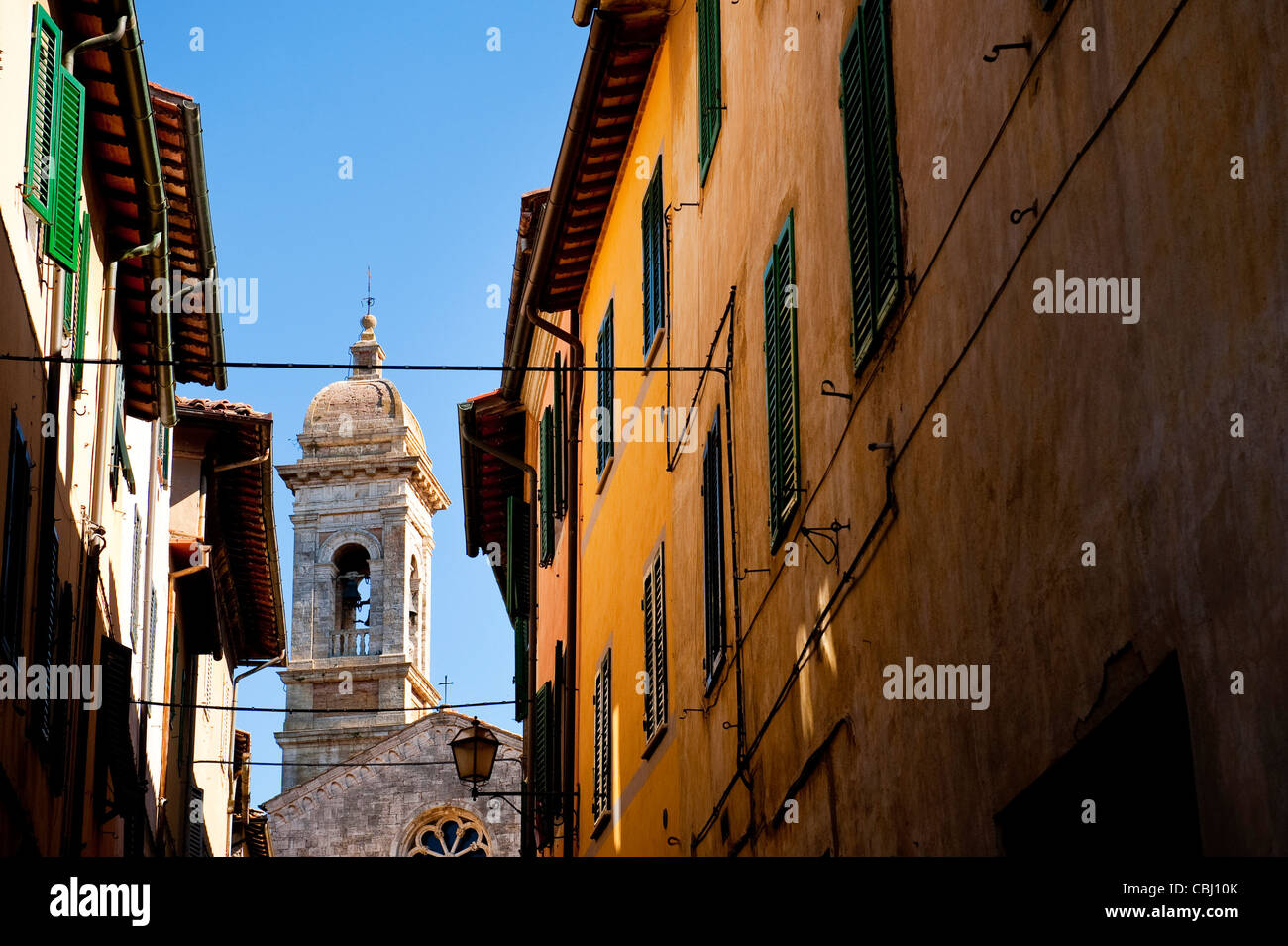 Vista de la colegiata (Iglesia de San Quirico y Giulitta, en Val d'Orcia, lugar de Patrimonio Mundial, Toscana, Italia Foto de stock