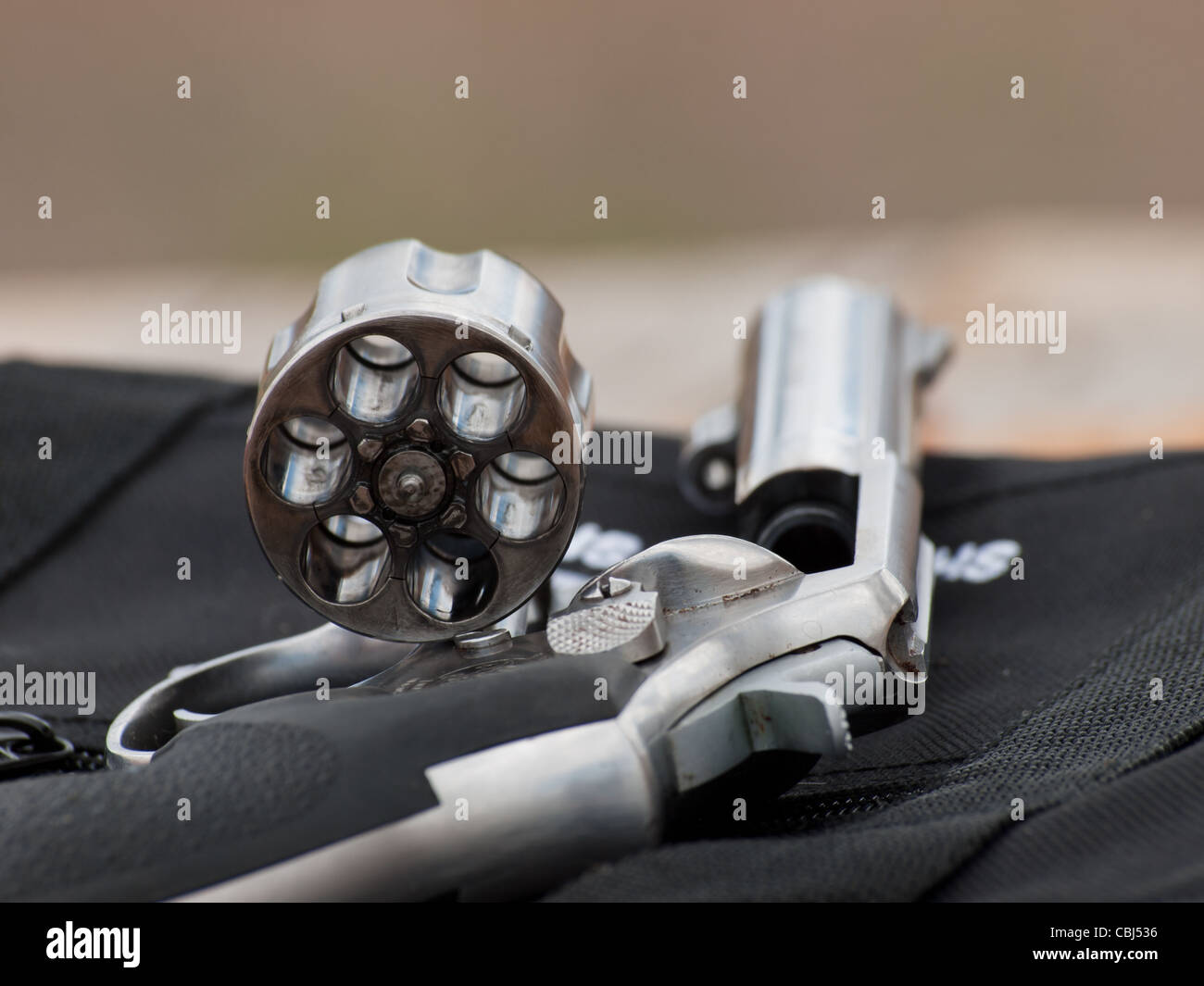 El revólver Magnum con cámara abierta Fotografía de stock - Alamy