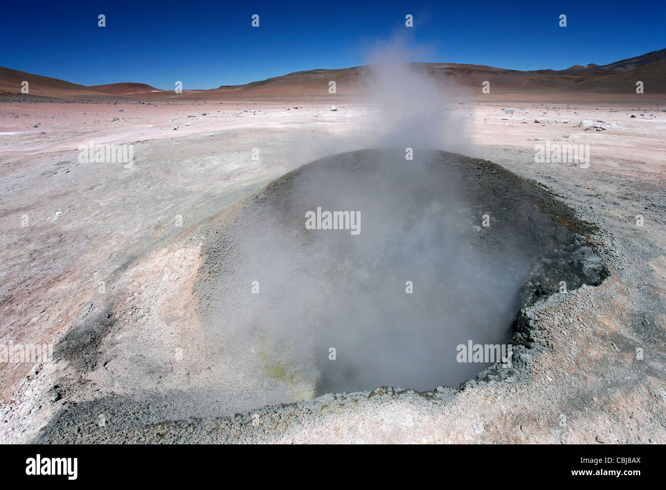 Fumarola geotérmica en campo volcánico de Sol de Mañana, Altiplano, Bolivia Foto de stock