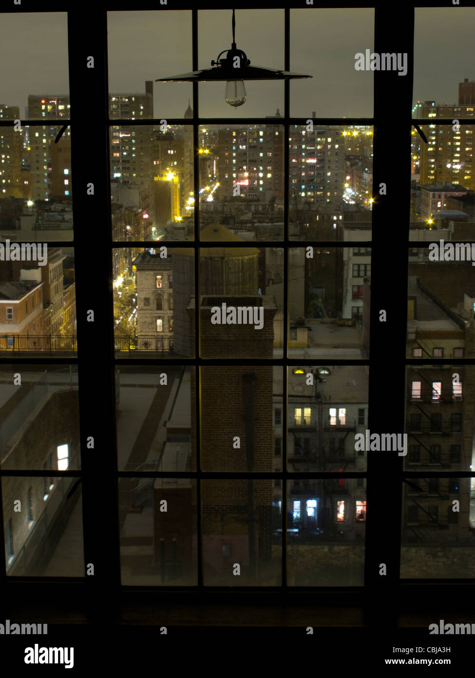 Ventana del piso 12 en la noche con vistas a NYC York City, Nueva York, EE.UU. Foto de stock