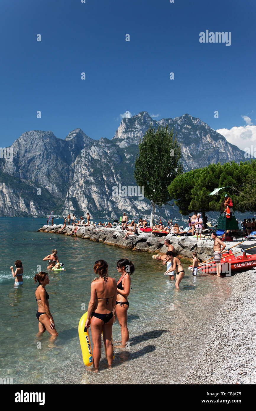 La gente en la playa, el Lago de Garda Torbole, Trento, Italia Fotografía  de stock - Alamy