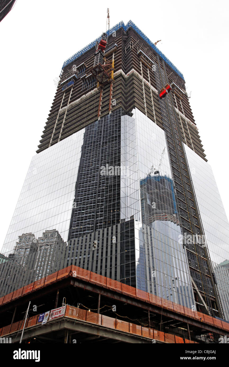 Reflejo de 1 World Trade Center uno aka aka WTC Torre de la libertad en la Zona Cero, sitio de la construcción en Nueva York Foto de stock