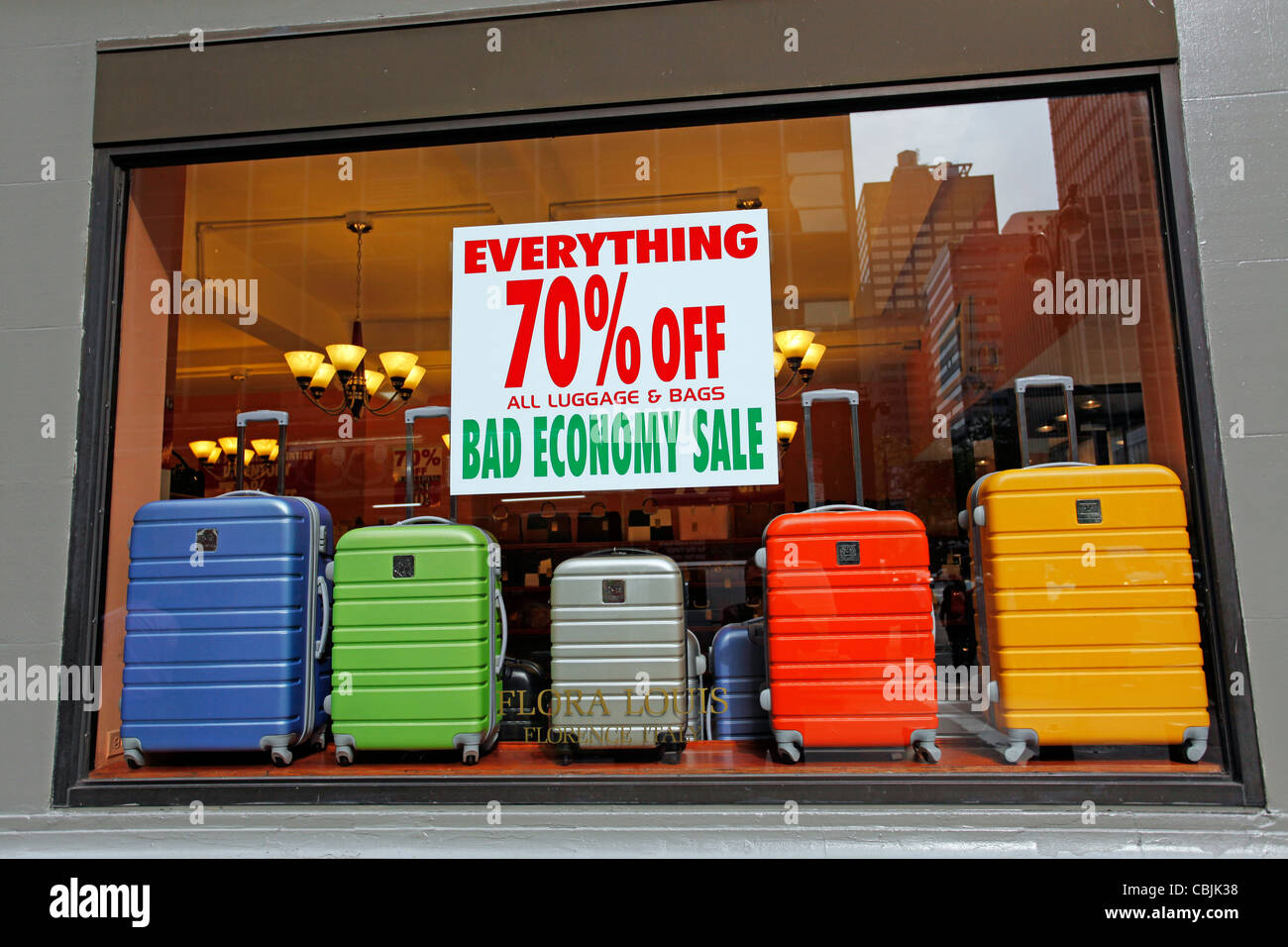 Mala economía venta firmar con un 70% de descuento en una tienda de maletas y equipajes, como resultado de la crisis y recesión económica en York, unidad Fotografía de stock -