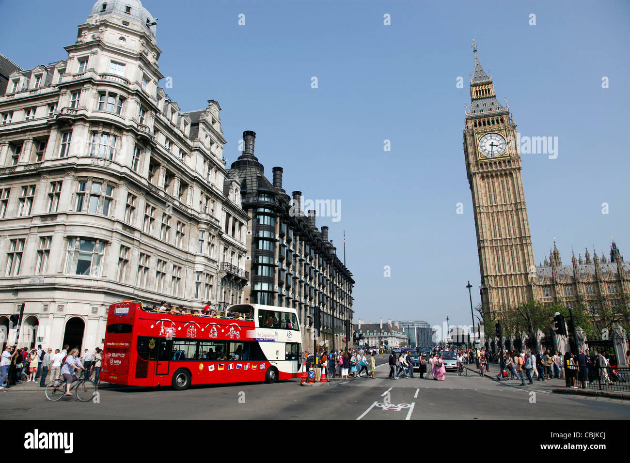 El Big Ben y las Casas del Parlamento en Parliament Square, Londres, Inglaterra Foto de stock
