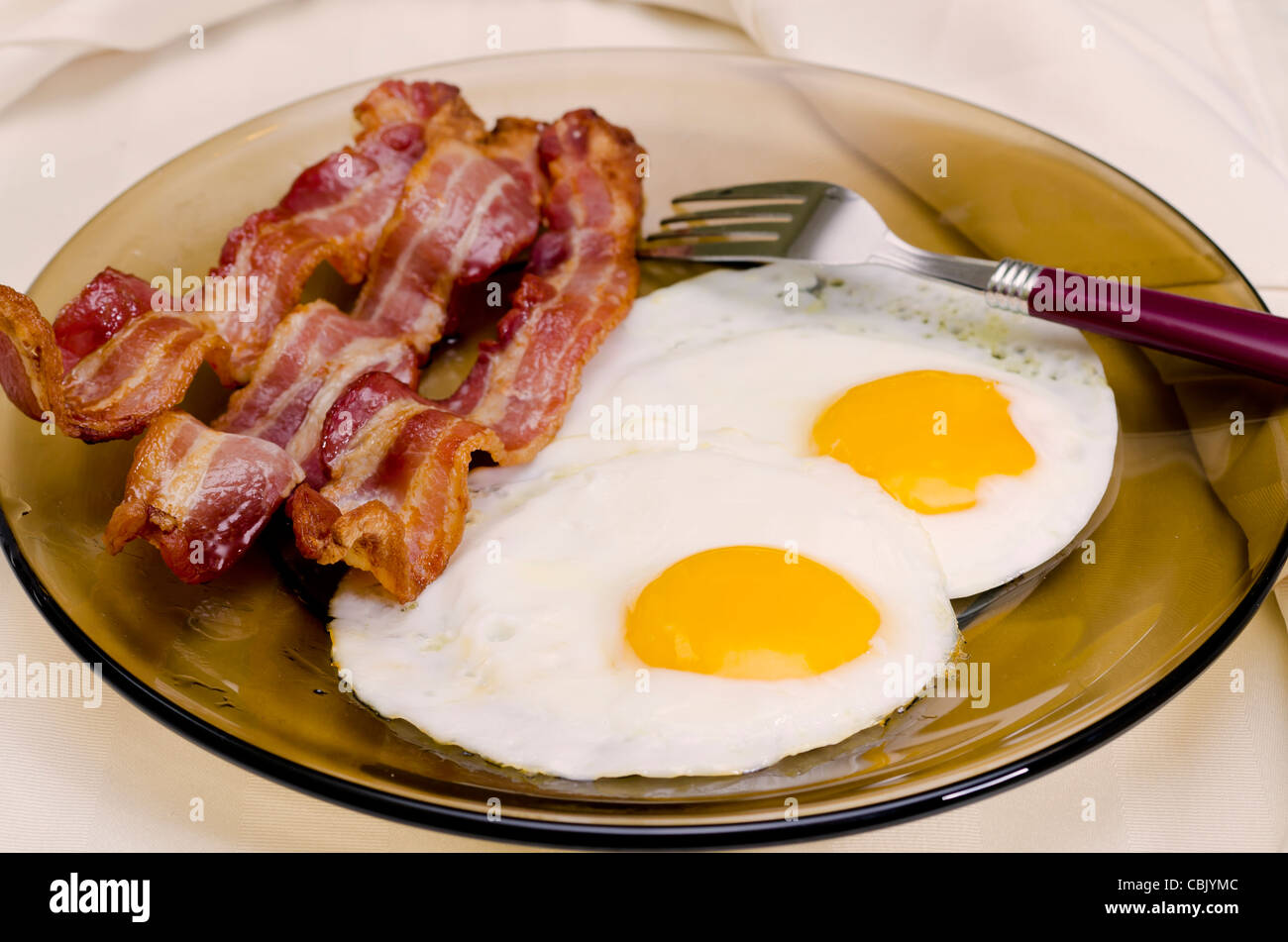 Huevos fritos y bacon. Foto de stock