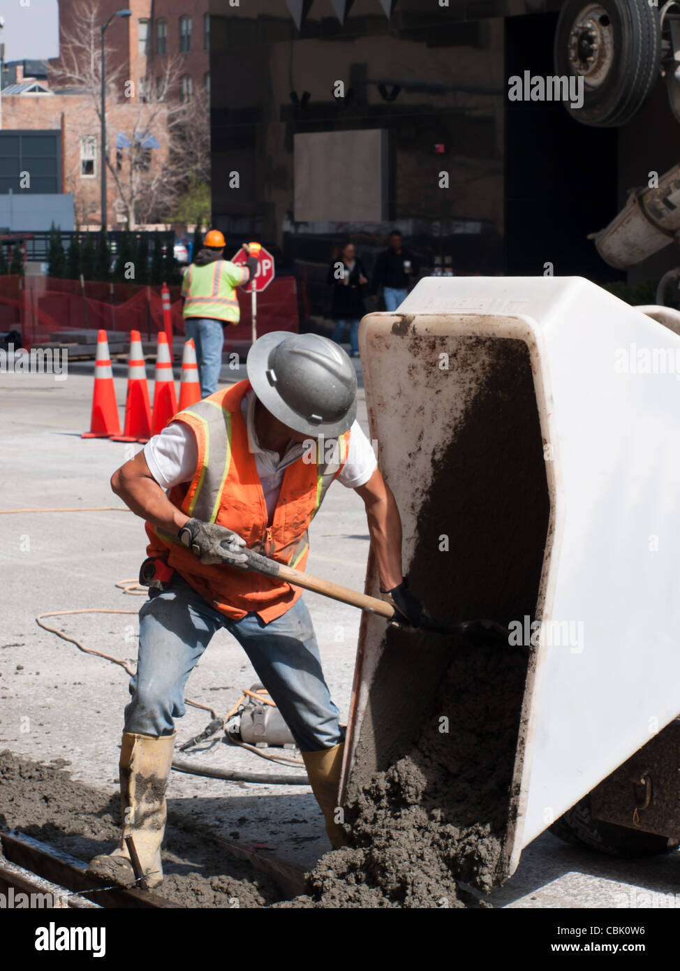 Road, trabajador de la construcción de la nueva carretera de hormigón