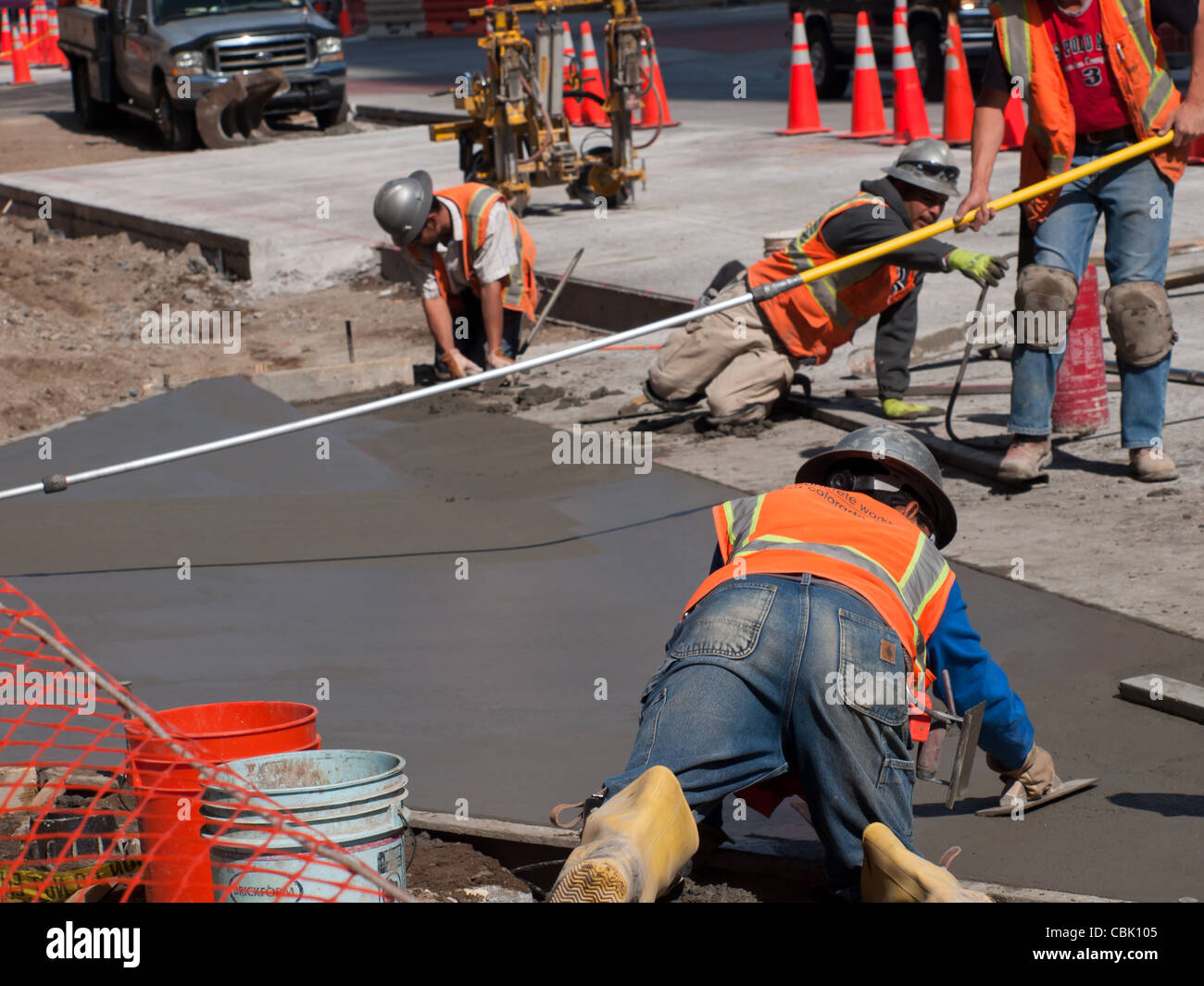 Road, trabajador de la construcción de la nueva carretera de hormigón