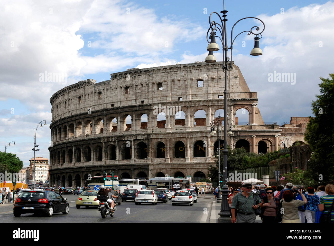 Colosseum en la Plaza del Coliseo en Roma. Foto de stock
