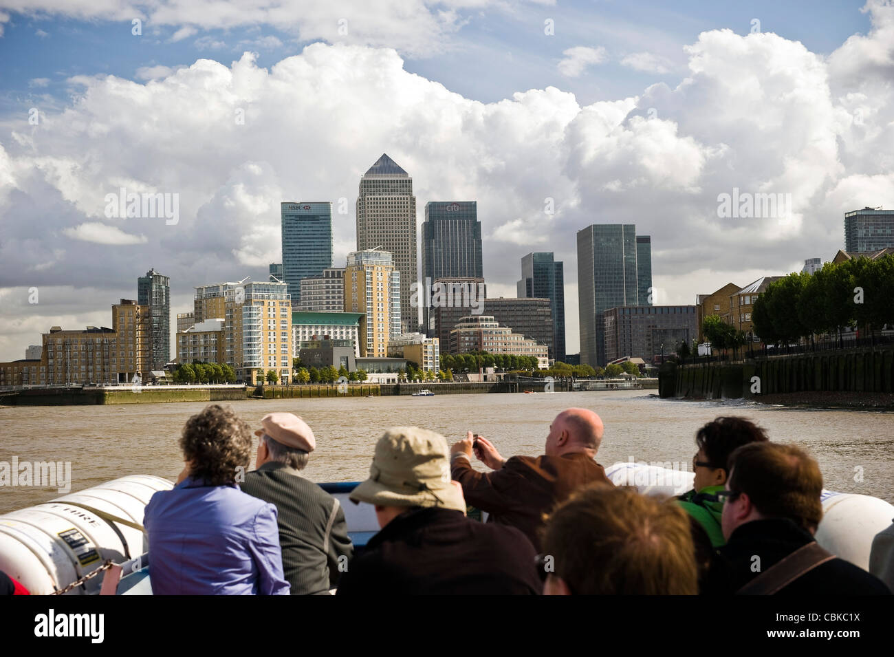 Los turistas en un barco por el Río Támesis visita guiada ver Docklands Canary Wharf, London, UK Foto de stock