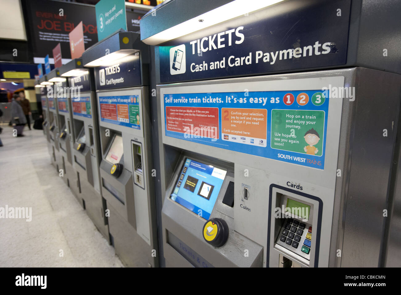 Las máquinas de billetes automática del tren a la estación de tren de Waterloo en Londres England Reino Unido Foto de stock