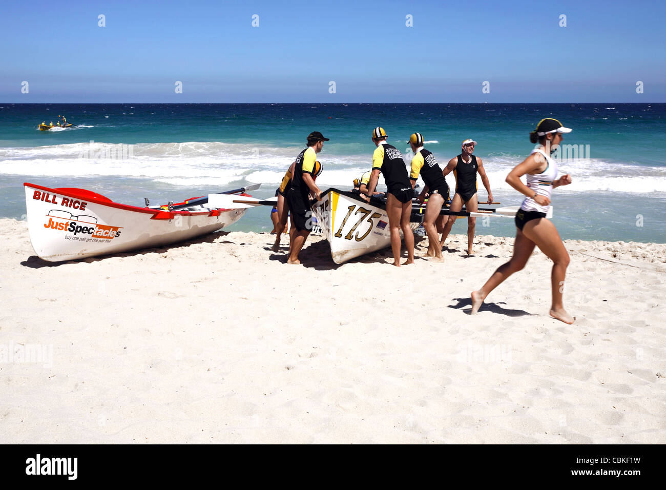 La competencia de Surf Surf Femenino y botes salvavidas se ejecutan en Scarborough Beach y el Océano Índico, Perth, Australia Occidental Foto de stock