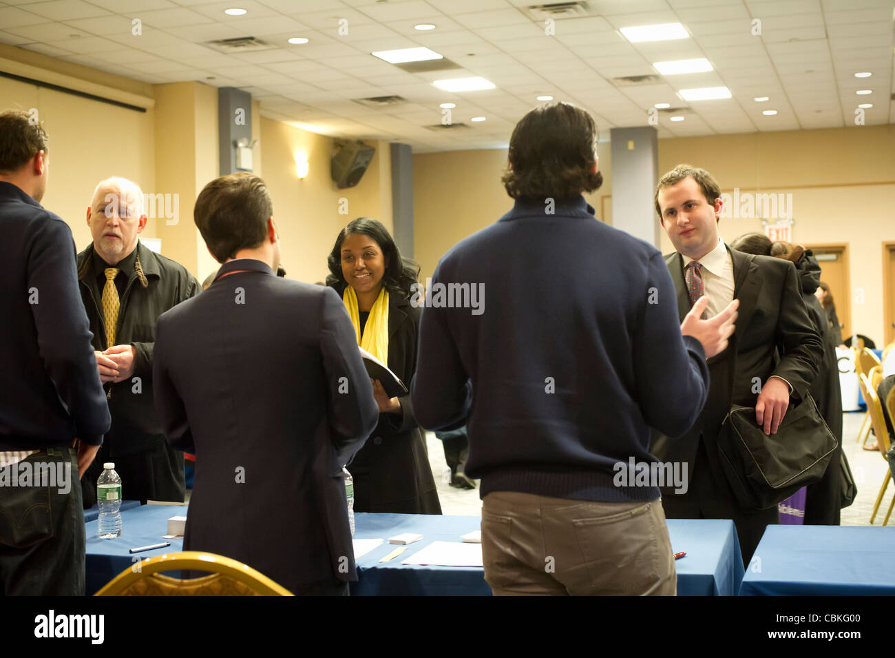 Los solicitantes de empleo asistir a una feria de trabajo en el Midtown de Nueva York el lunes, 12 de diciembre de 2011. ( © Frances M. Roberts) Foto de stock