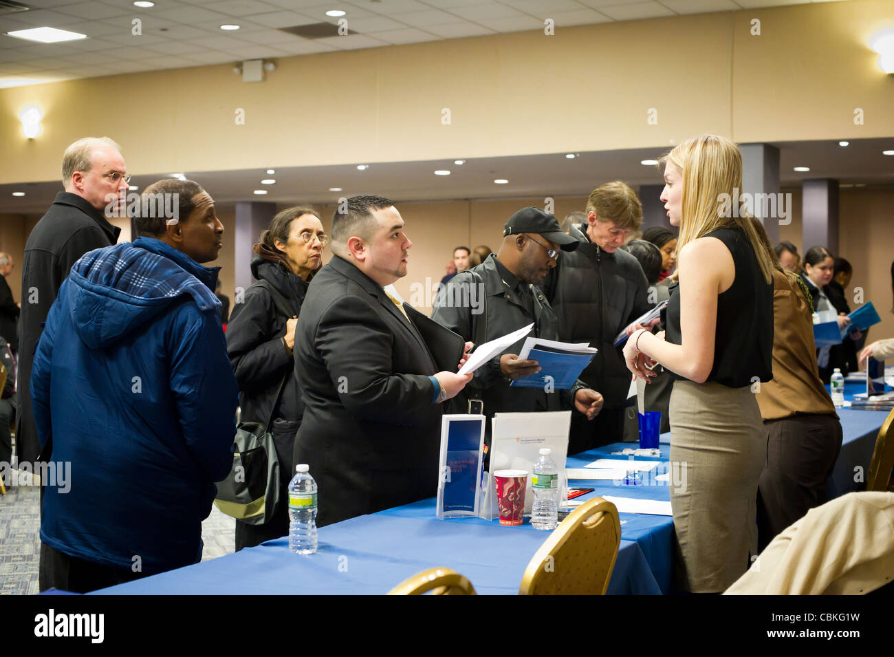 Los solicitantes de empleo asistir a una feria de trabajo en el Midtown de Nueva York el lunes, 12 de diciembre de 2011. ( © Frances M. Roberts) Foto de stock