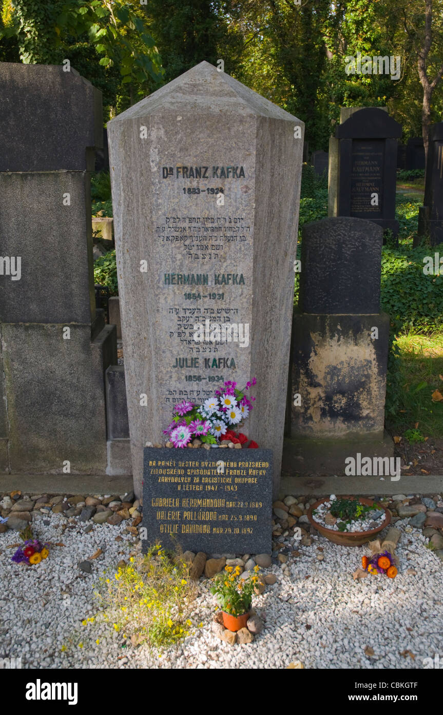 Tumba del escritor Franz Kafka en Novy zidovsky hrbitov el nuevo cementerio judío distrito de Zizkov en Praga, República Checa Europa Foto de stock