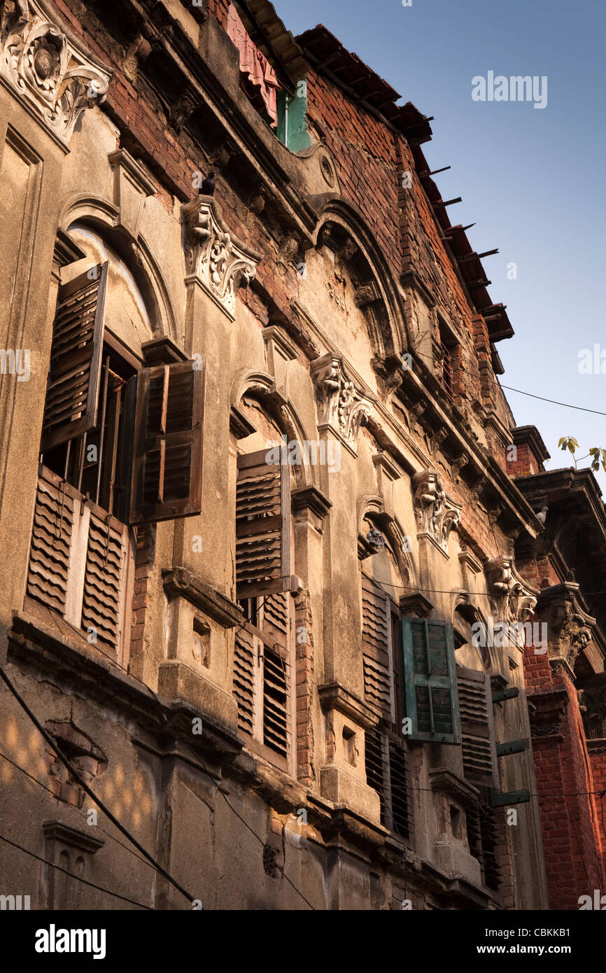 La India, Bengala Occidental, Kolkata, Kumartuli, patrimonio arquitectónico, antiguo edificio de estilo colonial. Foto de stock