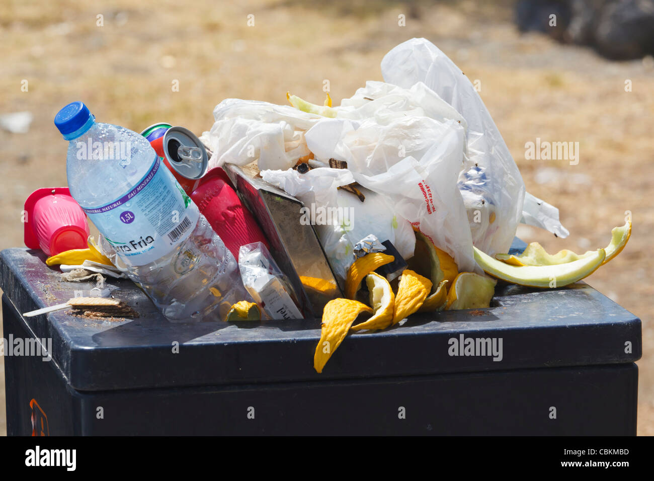 Rebosando basura de parada de descanso de la carretera, al sur de España. Foto de stock