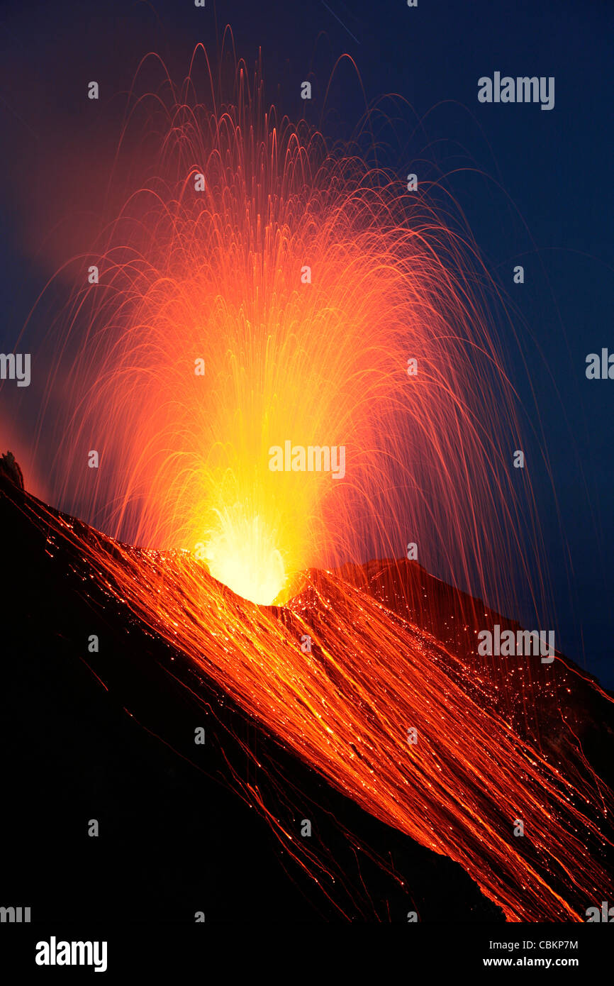 Eyección de lava durante la noche Strombolian erupción del volcán Stromboli,  las Islas Eolias, Mediterráneo, Italia Fotografía de stock - Alamy