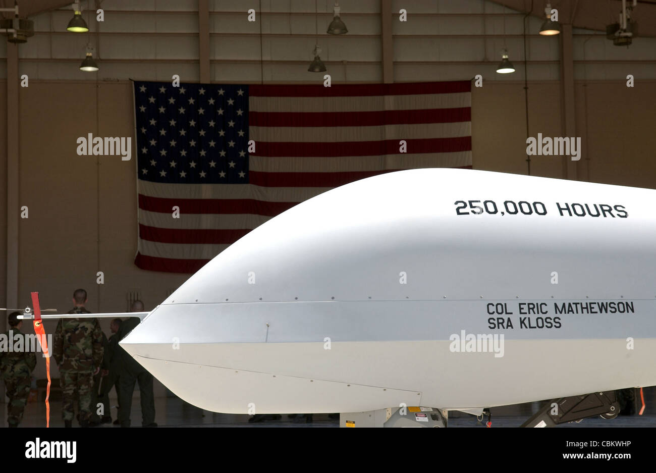 Un MQ-1 Predator se encuentra en exhibición después de conmemorar la hora de vuelo 250,000a del 22 de junio en la base de la Fuerza Aérea de Creech, Nevada. El Predator está asignado al 11o Escuadrón de reconocimiento en la AFB de Creech. El Predator lleva el sistema de identificación multiespectral con capacidad de identificación de misiles Hellfire AGM-114 e integra un indicador electro-óptico, infrarrojo, láser e iluminador láser en un único sensor. El avión puede emplear dos misiles anti-tanque Hellfire guiados por láser con la bola MTS. Foto de stock