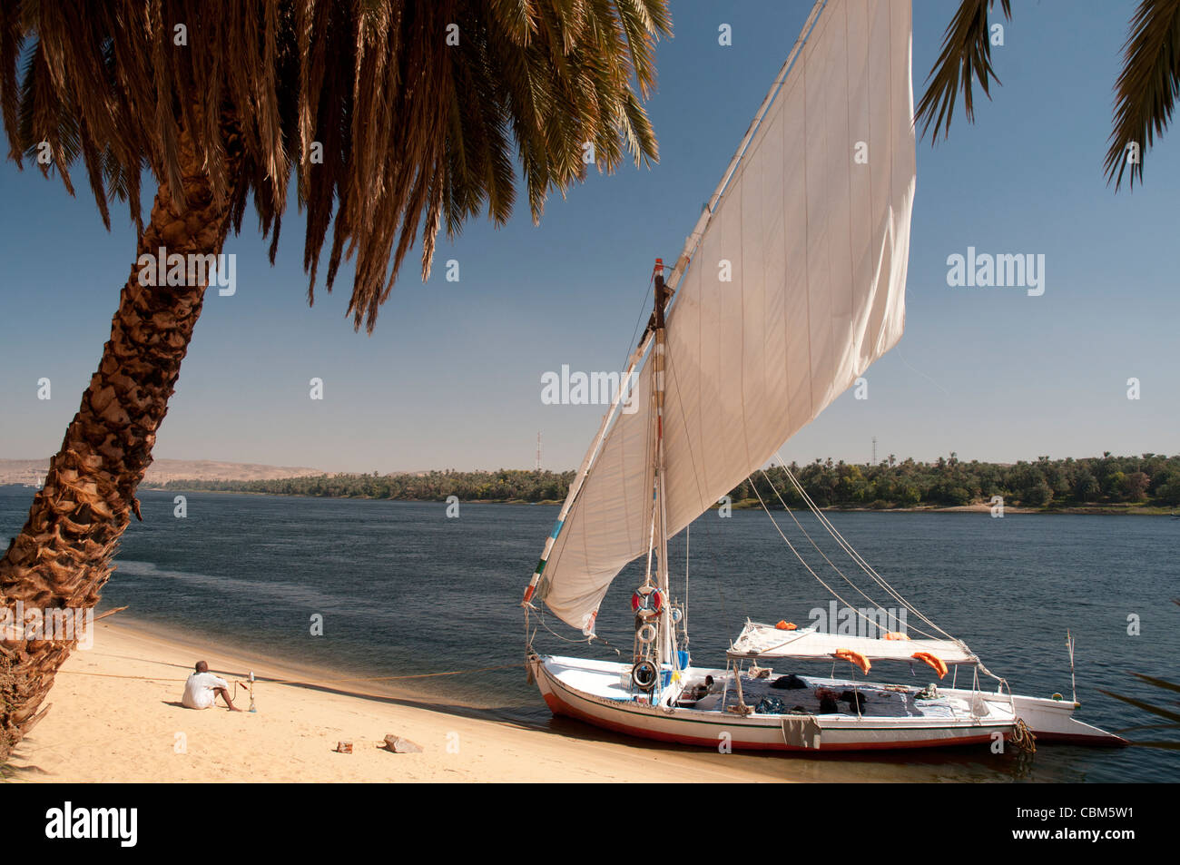Felucca barco crucero a orillas del Nilo cerca de Asuán, Egipto Foto de stock