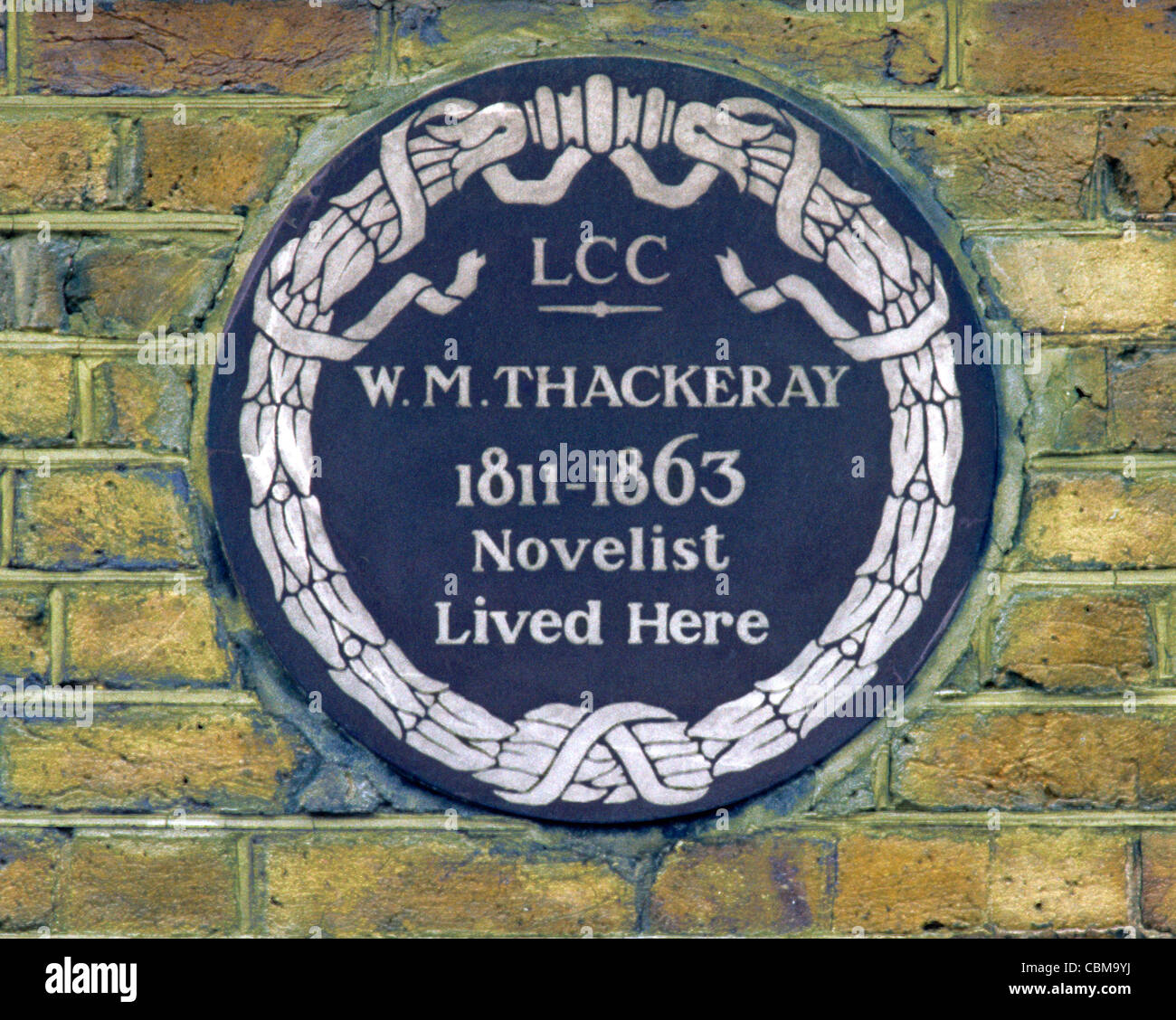 Placa azul, William Makepeace Thackeray, Young Street, Kensington, Londres England Reino Unido English placas novelista autor autores Foto de stock