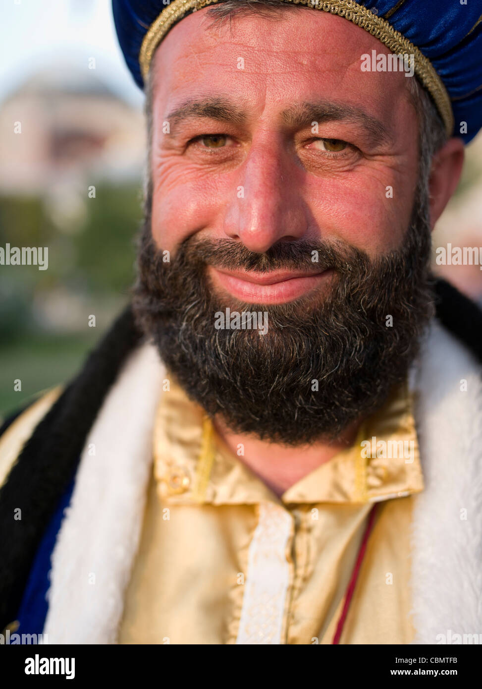En traje de hombre turco Sultan se encuentra en Sultanahmet aparcar delante de Hagia Sofía. Foto de stock