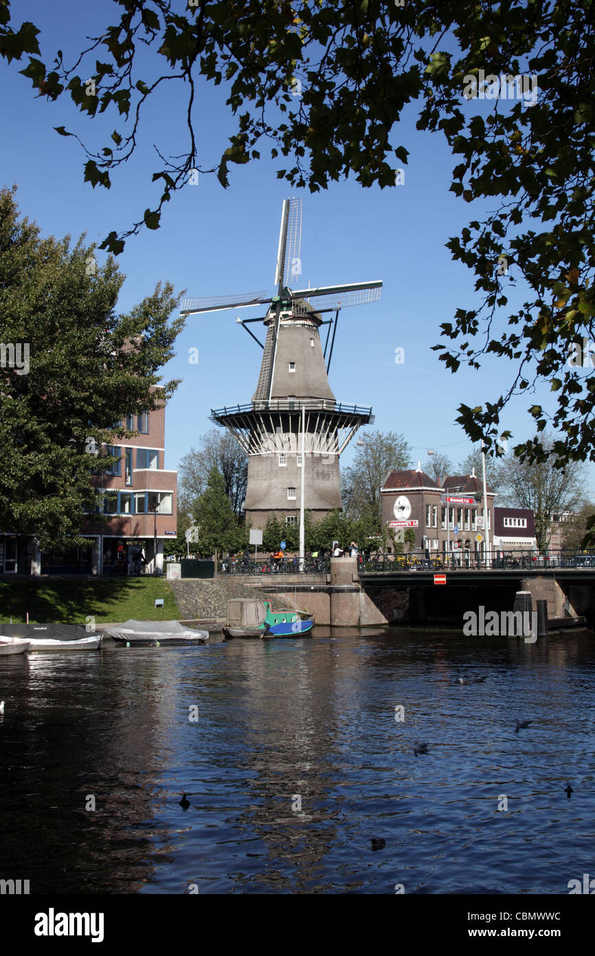 Un molino de viento en Amsterdam, capital de los Países Bajos Foto de stock
