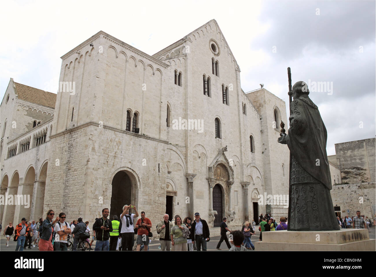 La iglesia de San Nicolás y la estatua, la Basílica di San Nicola, Piazza San Nicola, Bari Vecchia, Apulia, Puglia, Mar Adriático, Europa Foto de stock