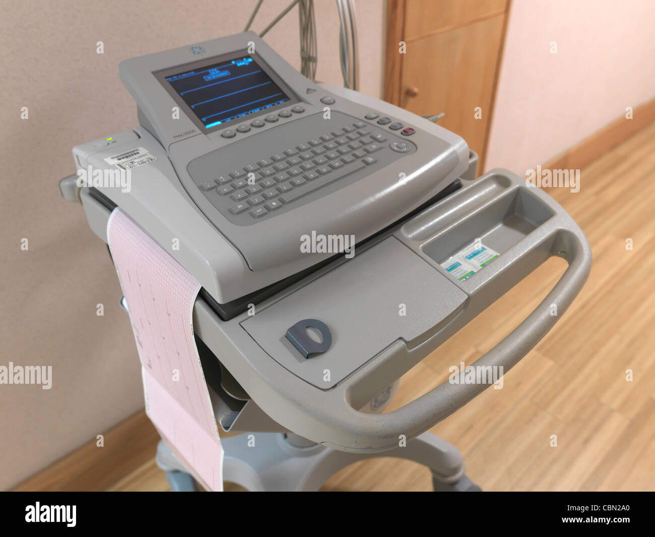 occidental legal tornillo Electrocardiography machine fotografías e imágenes de alta resolución -  Alamy