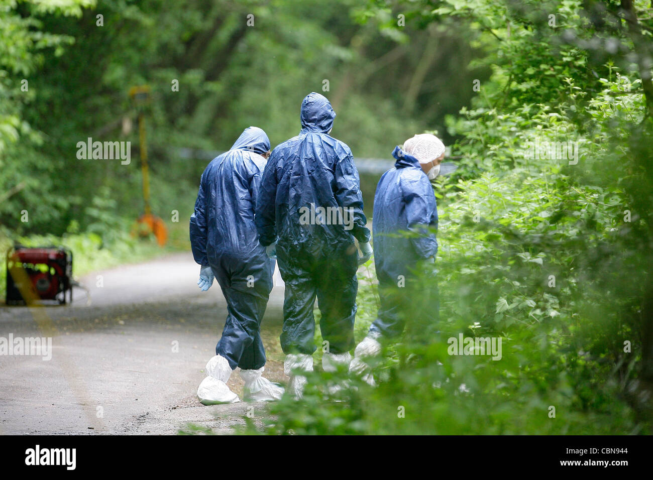 Oficiales de Policía Forense introduzca bosques donde el cuerpo de Chenery-Wickens fue encontrado. Fotografía por James Boardman. Foto de stock