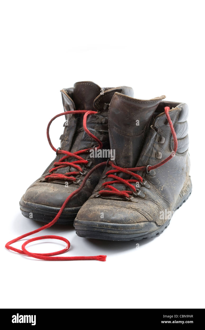 Un par de viejas, sucias botas de cuero con cordones rojos aislados sobre  un fondo blanco Fotografía de stock - Alamy