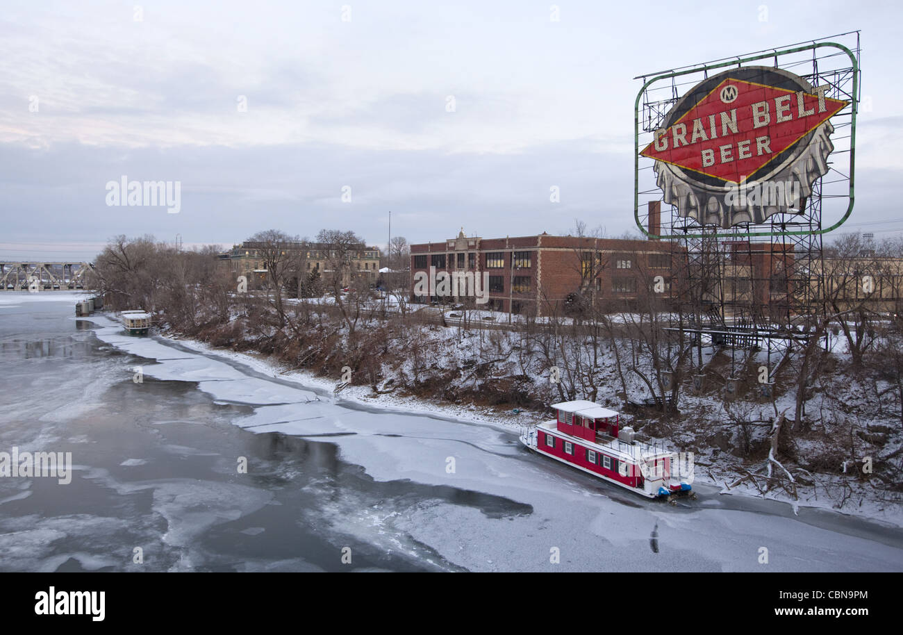 Río Mississippi empezando a congelar más a lo largo de la orilla del río de Nicollet Island en Minneapolis, Minnesota, a principios de diciembre Foto de stock
