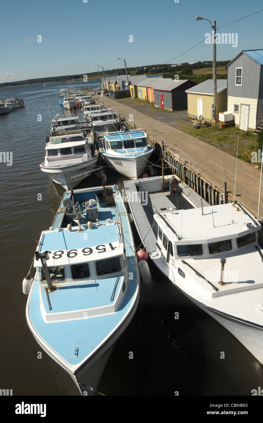 Barcos de pesca comercial son atados en North Lake Harbor, P.E.I. Canadá. Foto de stock