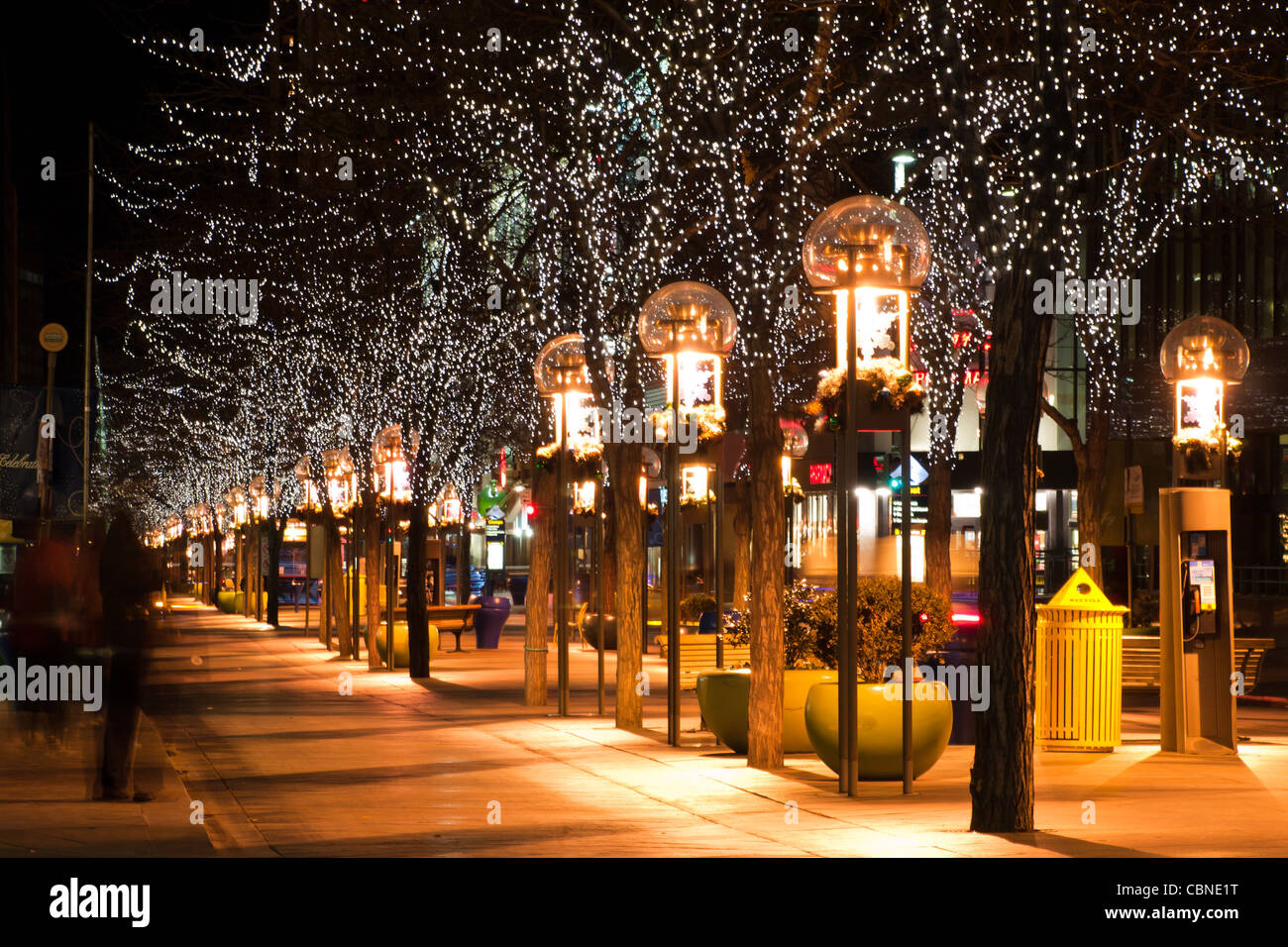 El centro de Denver en Navidad. 16Th Street Mall iluminado para las