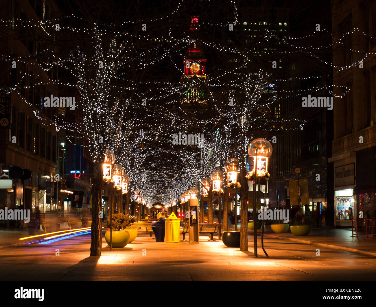El centro de Denver en Navidad. 16Th Street Mall iluminado para las  vacaciones Fotografía de stock - Alamy