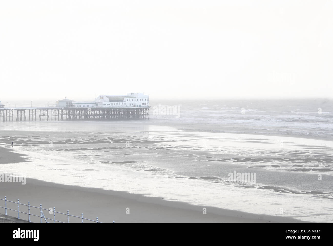 Vista del muelle central durante el mal tiempo,con la persona solitaria, desde el paseo marítimo. Blackpool, Lancashire, Inglaterra, Reino Unido. Foto de stock