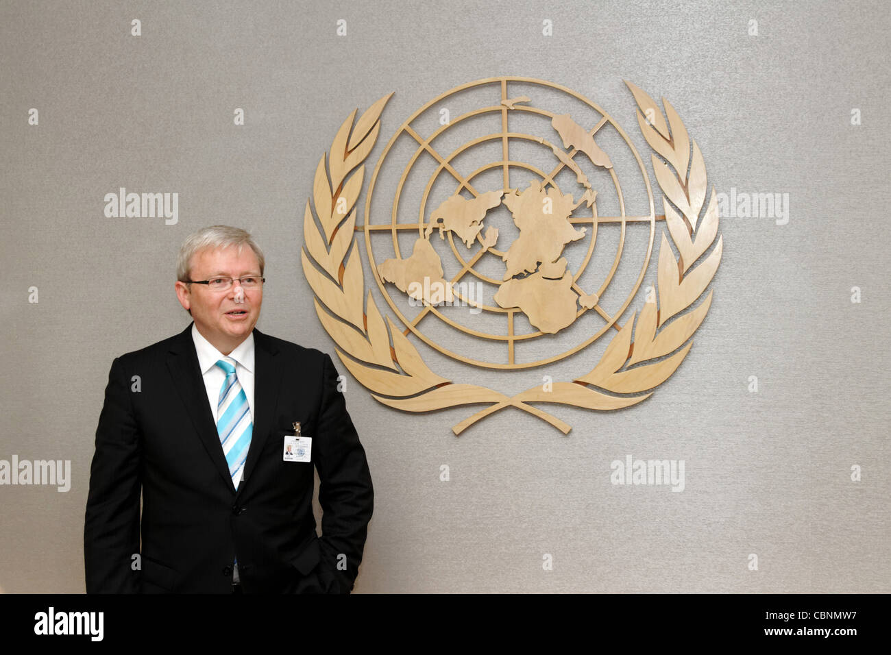El Ministro australiano de Relaciones Exteriores, Sr. Kevin Rudd espera en la Sede de las Naciones Unidas para reunirse con el Secretario General Ban Ki-moon. Foto de stock