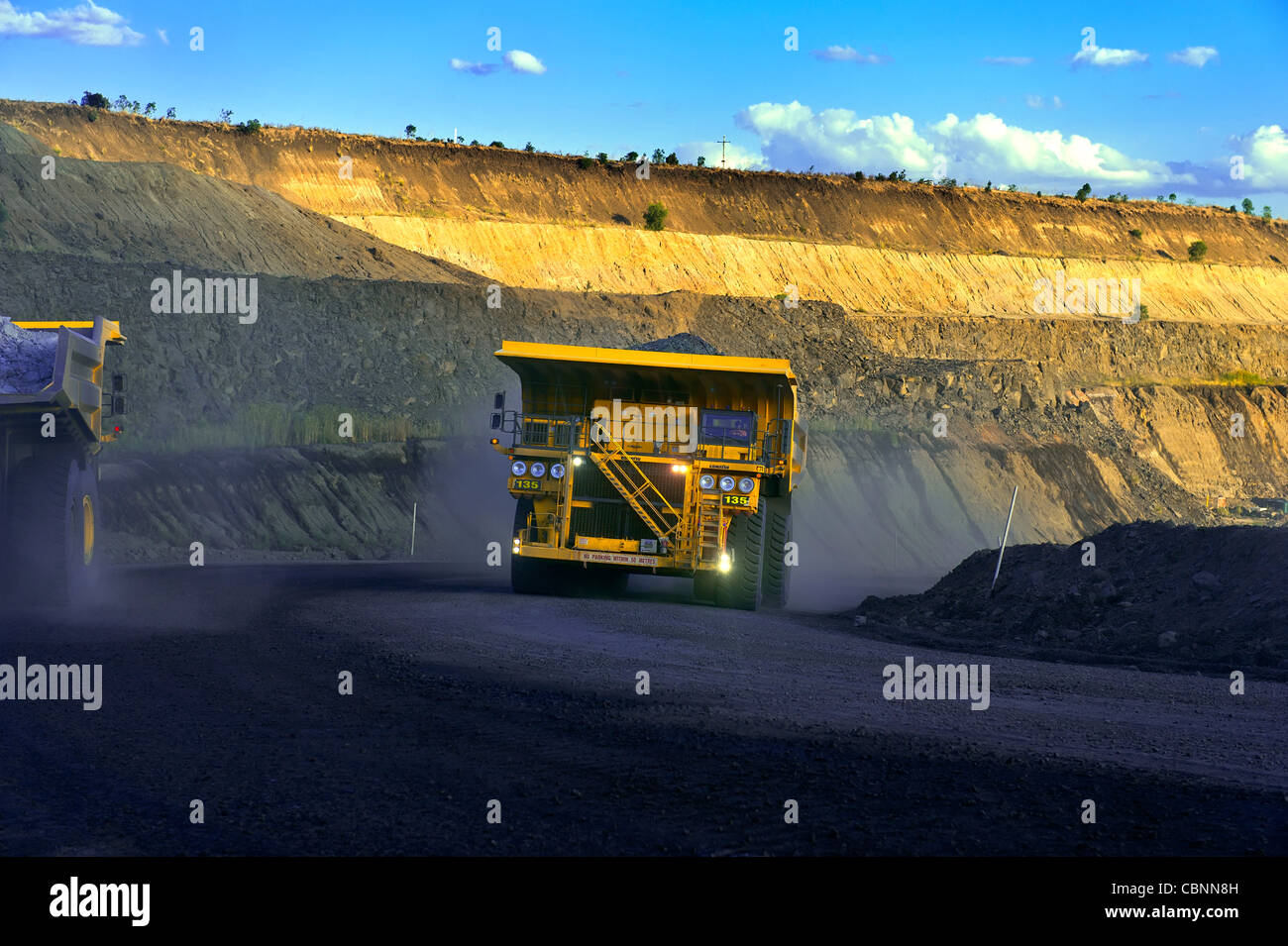 Los camiones de minería del carbón, Clermont minas Queensland Australia Foto de stock