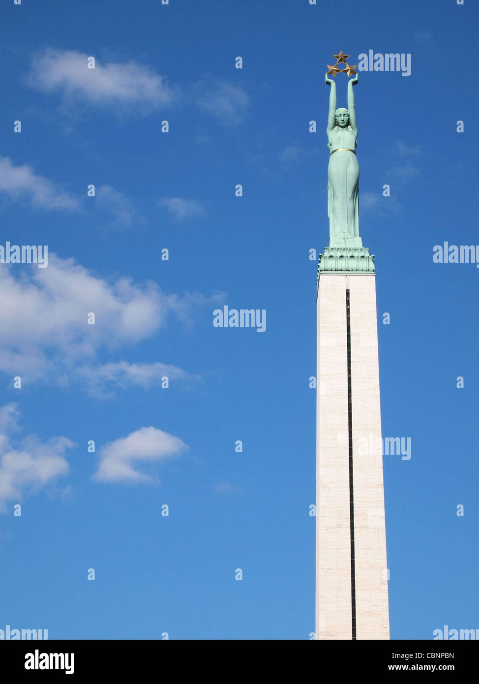 El Monumento a la libertad de Riga Foto de stock