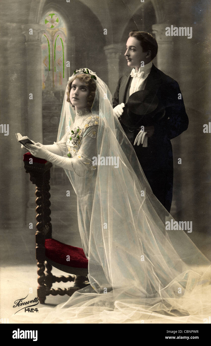 Novios en la Iglesia ceremonia de boda Fotografía de stock - Alamy Novios en la Iglesia ceremonia de boda Fotografía de stock - Alamy