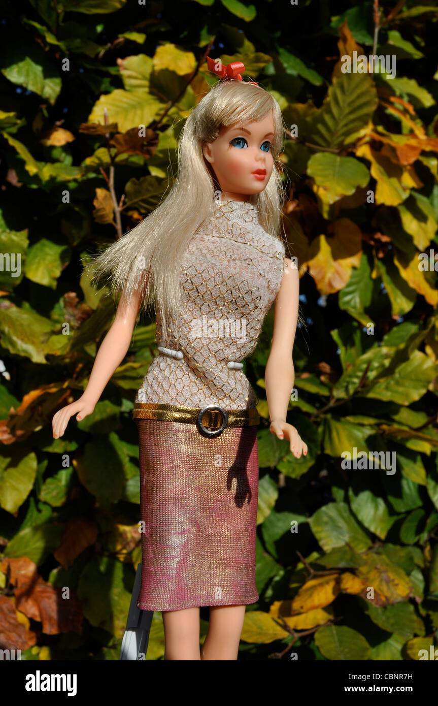 Vintage mod era el sol besó el cabello torcer y girar la muñeca Barbie de Mattel desde 1967 en la intriga vestido. Altamente coleccionable 1960 doll. Foto de stock