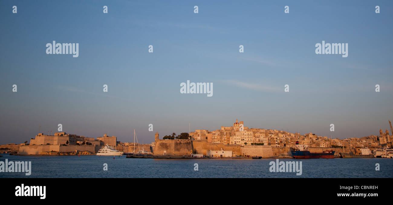 Panorama de las tres ciudades construidas sobre dos promontorios de tierra que se adentra en el gran puerto de Malta. Foto de stock