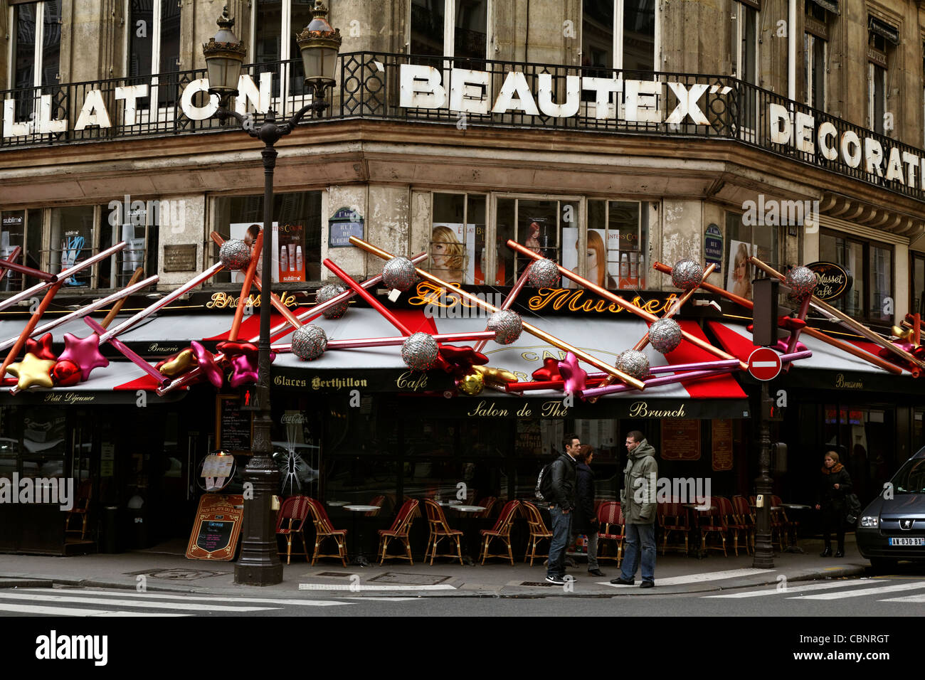 Brasserie parisina Le Musset con elaboradas decoraciones de Navidad (2011). Foto de stock
