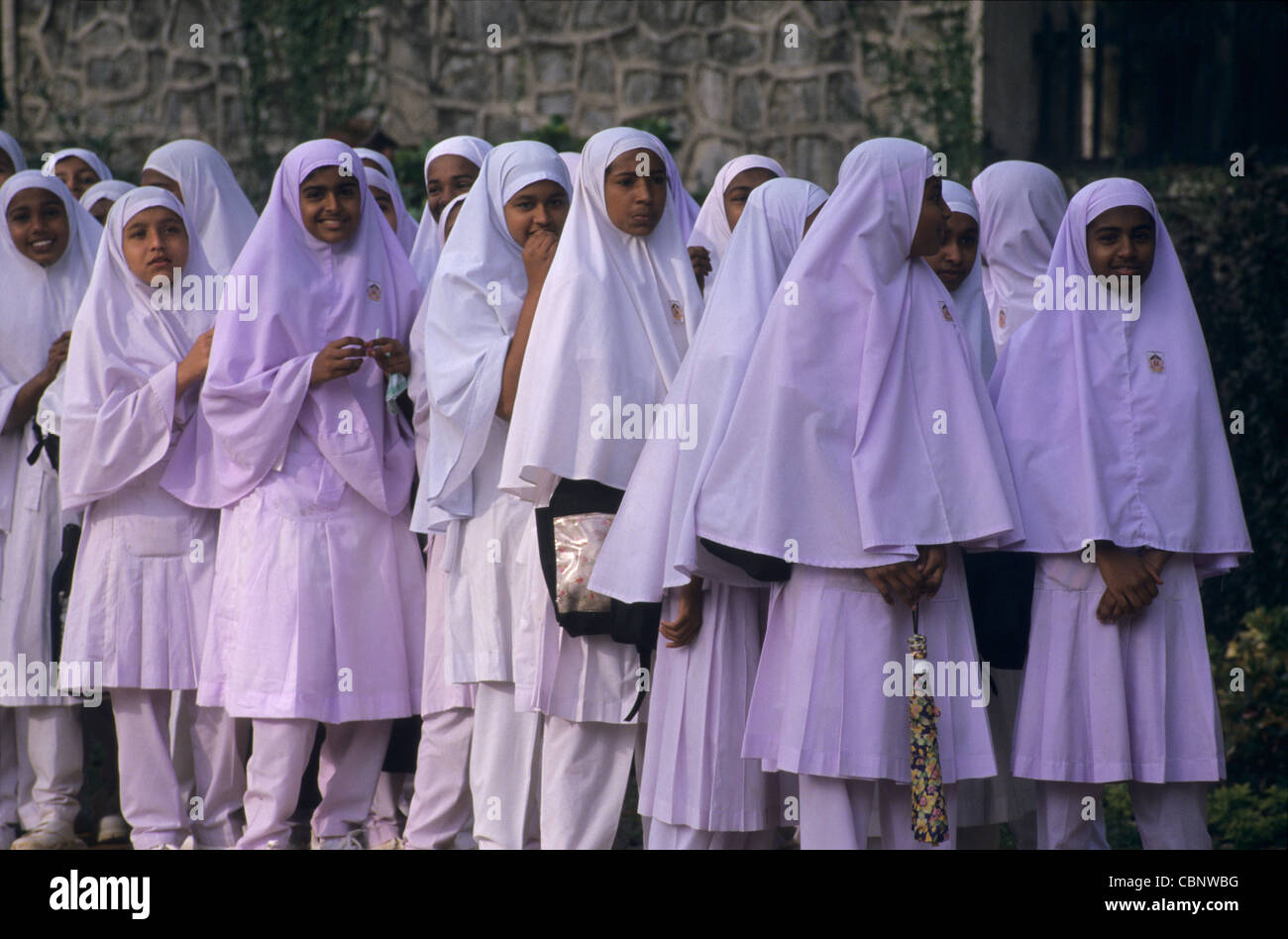 Grupo de adolescentes escolarizadas en un colegio musulmán de Colombo. Kandy, Sri Lanka, isla Foto de stock